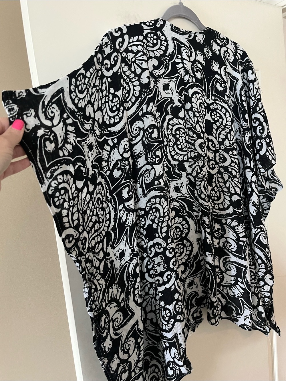 Vince Camuto Lace-Trim Black and White Kimono Wrap OSFM - Picture 15 of 15
